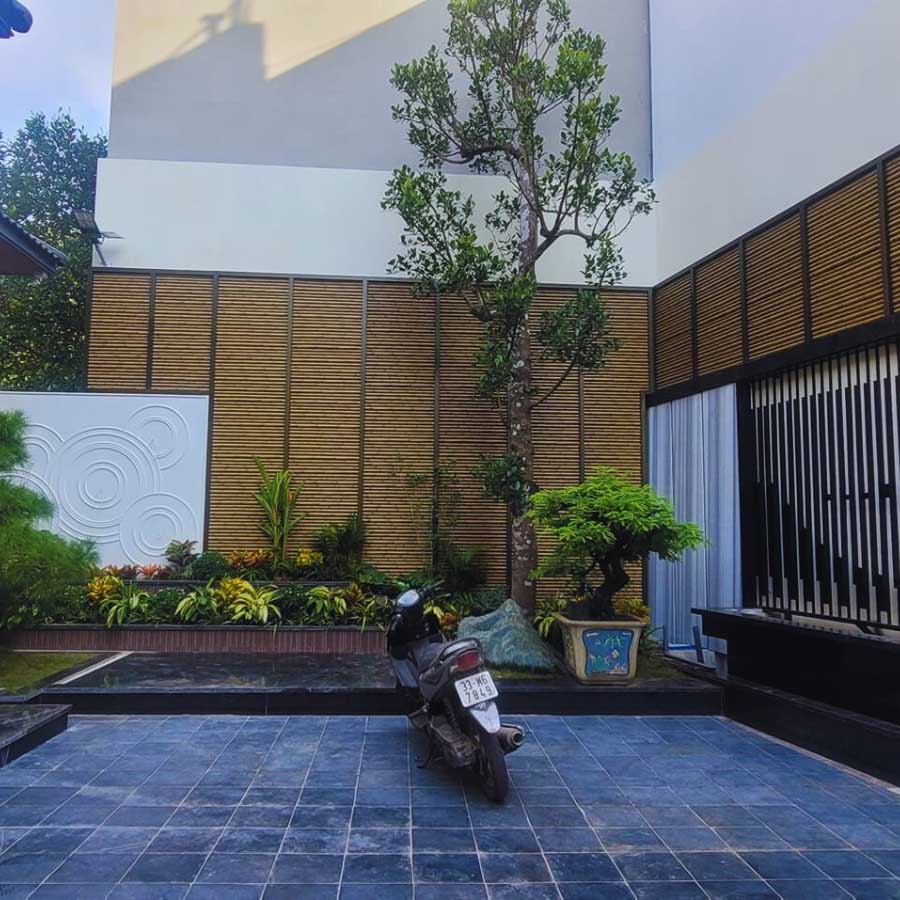 Vách tre giả ngoài trời phối hợp cảnh quan cây xanh và nền gạch lát