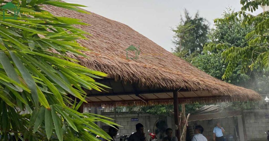Mái rơm nhân tạo tại ẩm thực Làng Sen Vạn Phúc