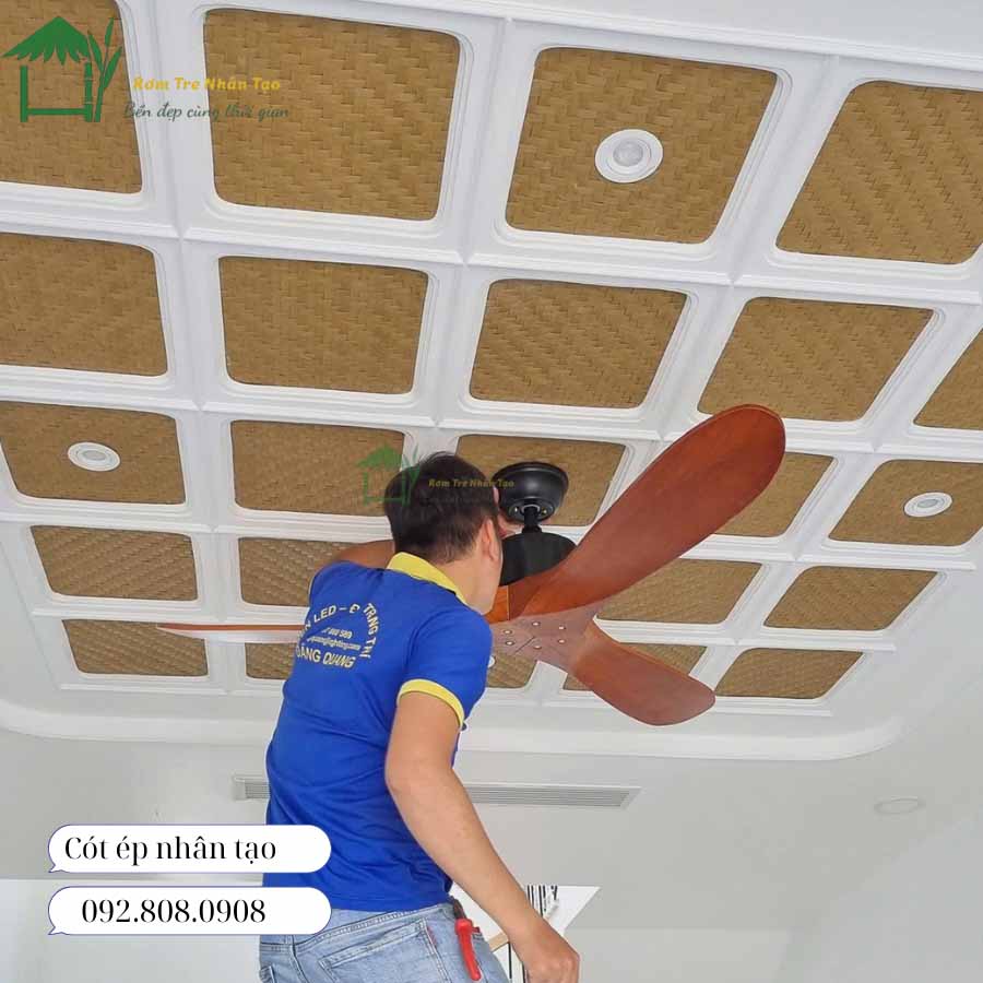 Mẫu trần ô vuông chia đều, tạo hiệu ứng chiều sâu và điểm nhấn cho không gian