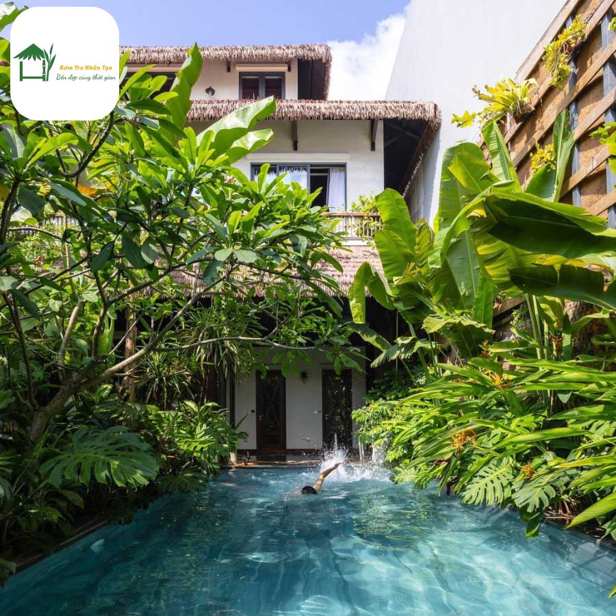 Hồ bơi cạnh khu resort lợp mái rơm nhân tạo cao cấp