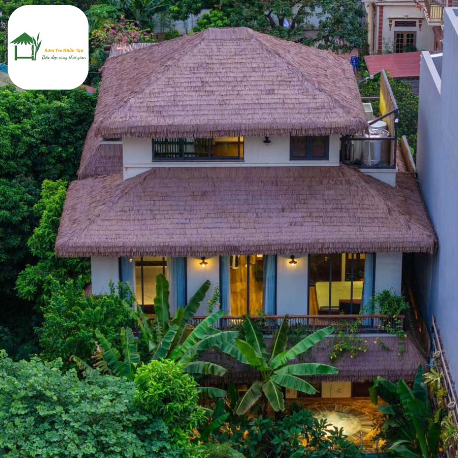 Cổng vào resort lợp mái rơm nhân tạo mộc mạc