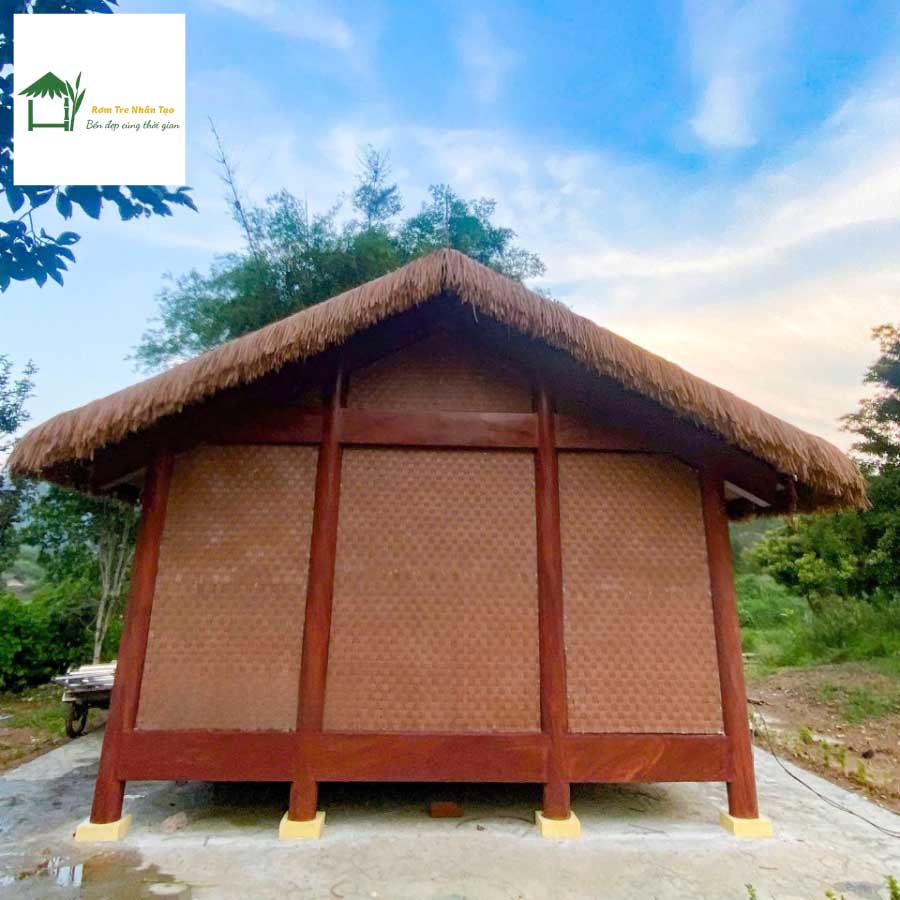 Nhà lắp ghép sử dụng phên tre decor khu nghỉ dưỡng, vách làm từ vật liệu giả tre cao cấp.