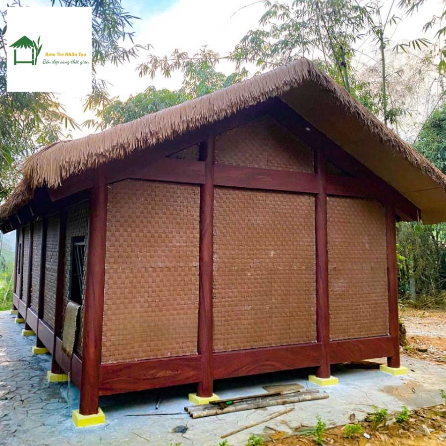 Nhà lắp ghép mái rơm nhân tạo, vách làm từ phên tre nhân tạo đậm chất bản địa.