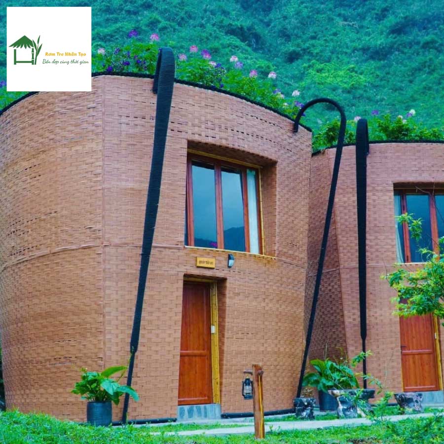 Nhà nghỉ resort thiết kế vách cong ốp phên tre nhân tạo, phối cùng đèn trụ phong cách hiện đại.