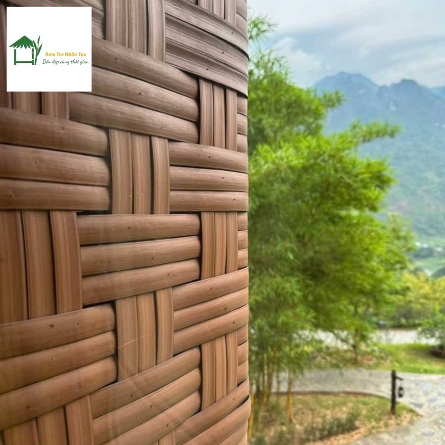 Cận cảnh cấu trúc phên tre nhân tạo giả đan lát, bề mặt mô phỏng nan tre thật tinh xảo.