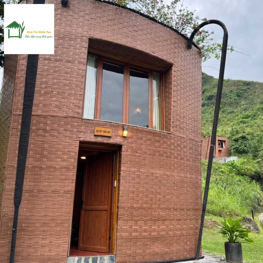 Nhà bungalow tường ốp phên tre nhân tạo, thiết kế hiện đại giữa thiên nhiên núi rừng.
