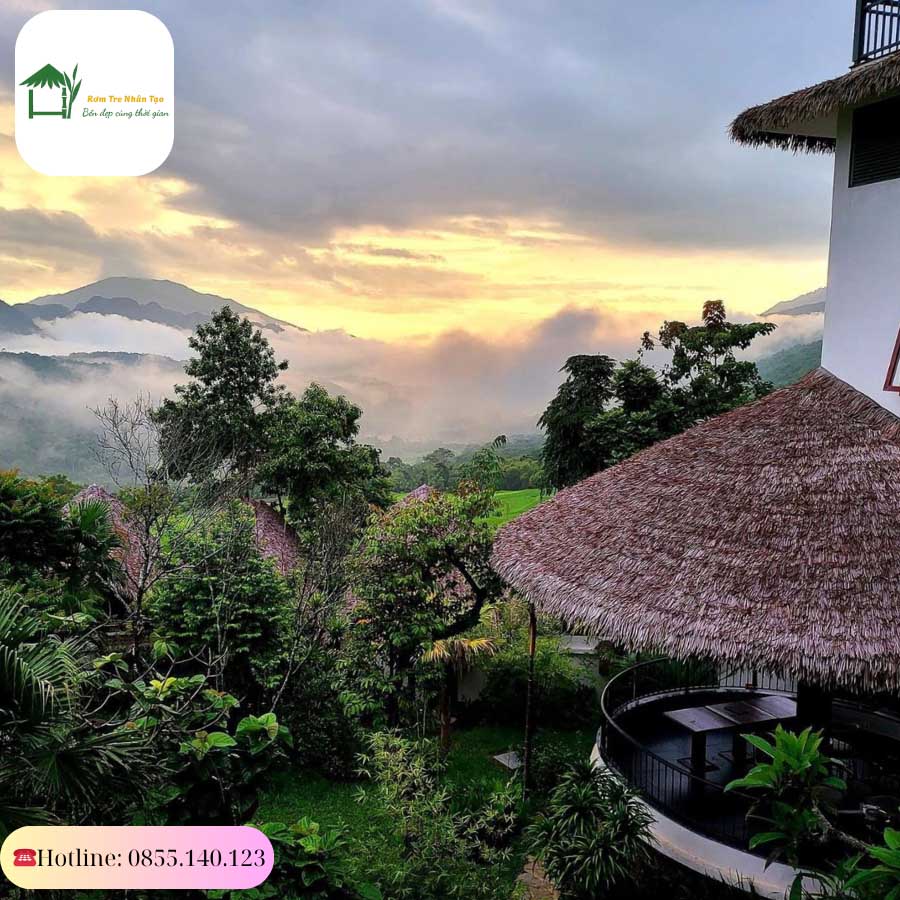 Mái rơm nhân tạo tại bungalow khi hoàng hôn buông xuống.