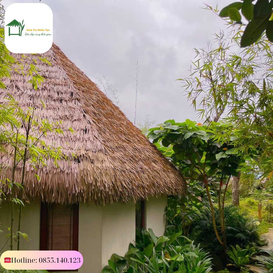 Cận cảnh mái rơm nhân tạo của căn bungalow trong resort EBINO.