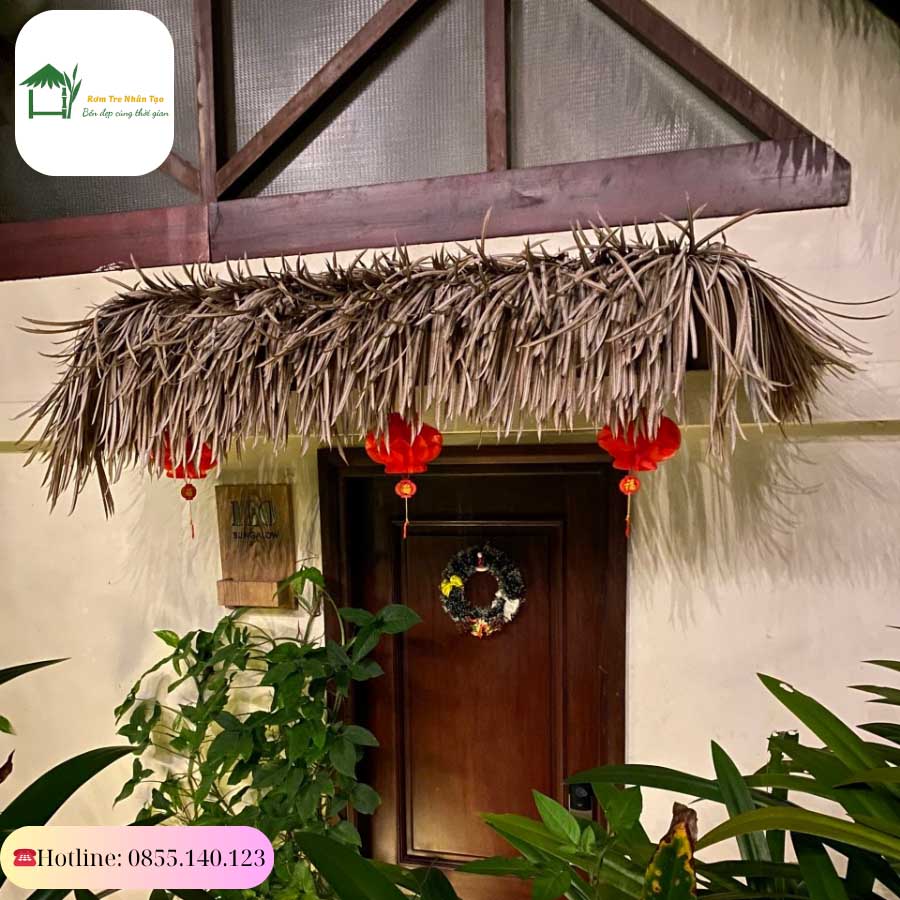 Lối vào căn phòng resort với mái hiên được lợp rơm nhân tạo.