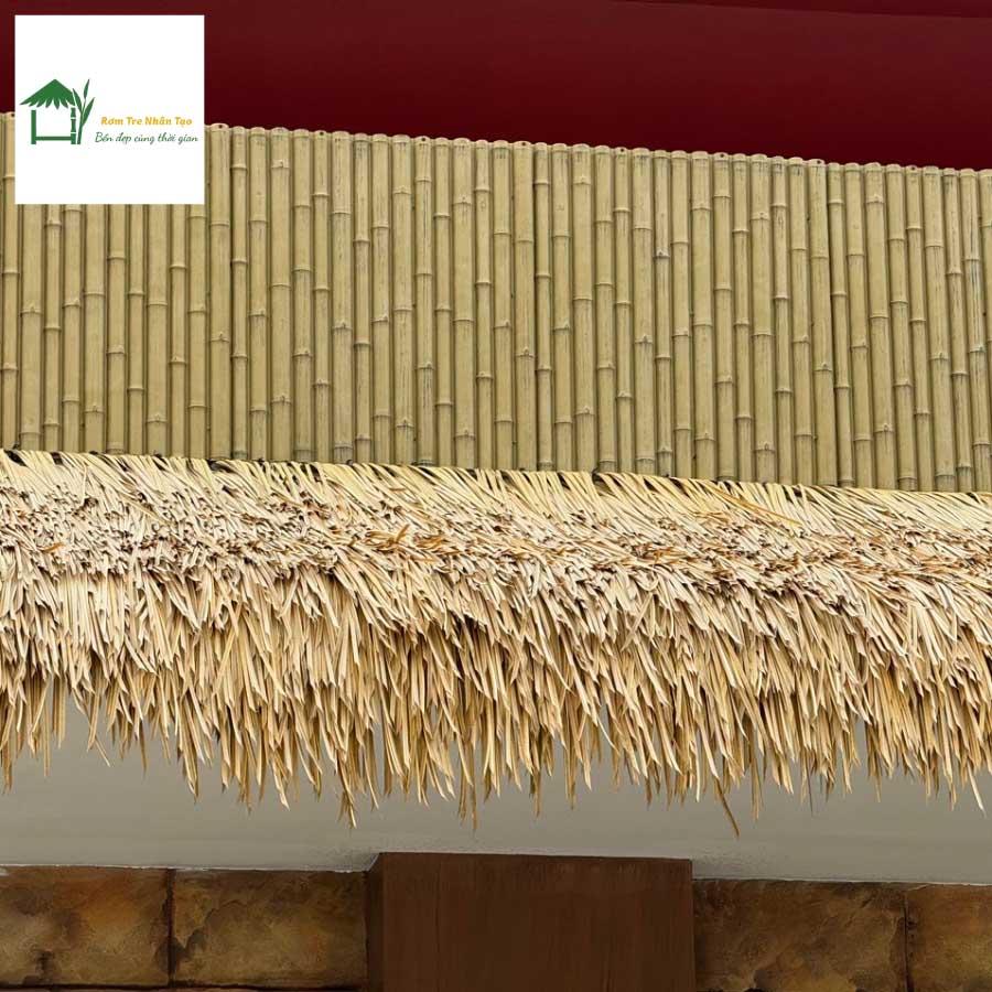 Mái hiên rơm nhân tạo màu vàng kết hợp tường tre nhân tạo.