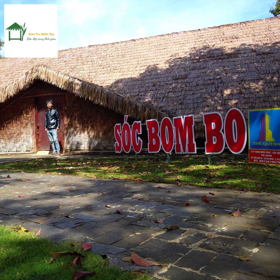 Dòng chữ “BO BOM BO” trước mái rơm nhân tạo truyền thống.