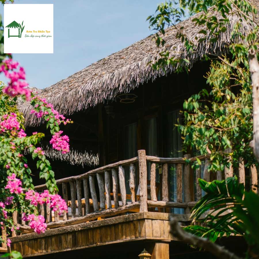 Villa mái rơm nhân tạo nhìn từ trên cao, gần hồ bơi xanh mát tại Ocean Bay Resort