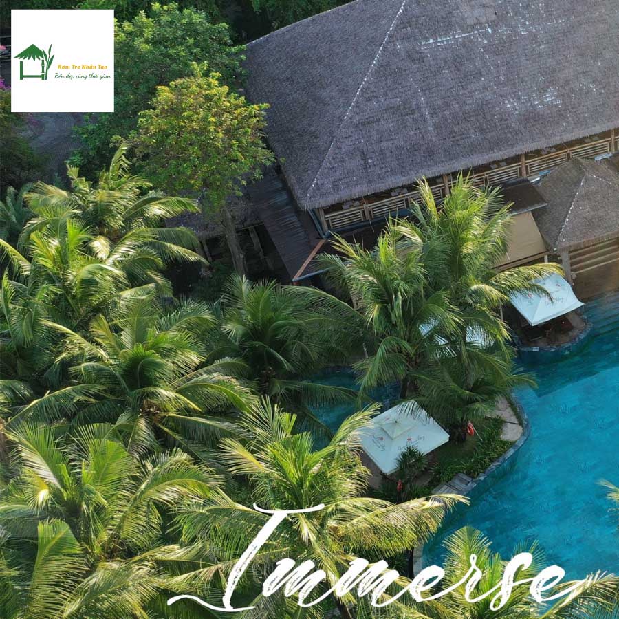 Toàn bộ khu resort với những mái rơm nhân tạo được thi công đồng nhất, tạo vẻ đẹp hài hòa với thiên nhiên.