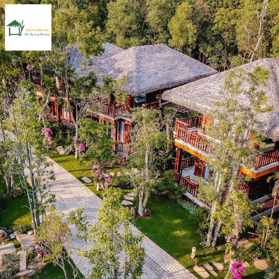 Villa mái rơm nhân tạo hài hòa với thiên nhiên, mang đến không gian nghỉ dưỡng trong lành và yên tĩnh.