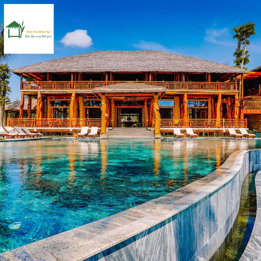 Hồ bơi sang trọng bao quanh bởi villa lợp mái rơm nhân tạo tại Ocean Bay Phu Quoc Resort