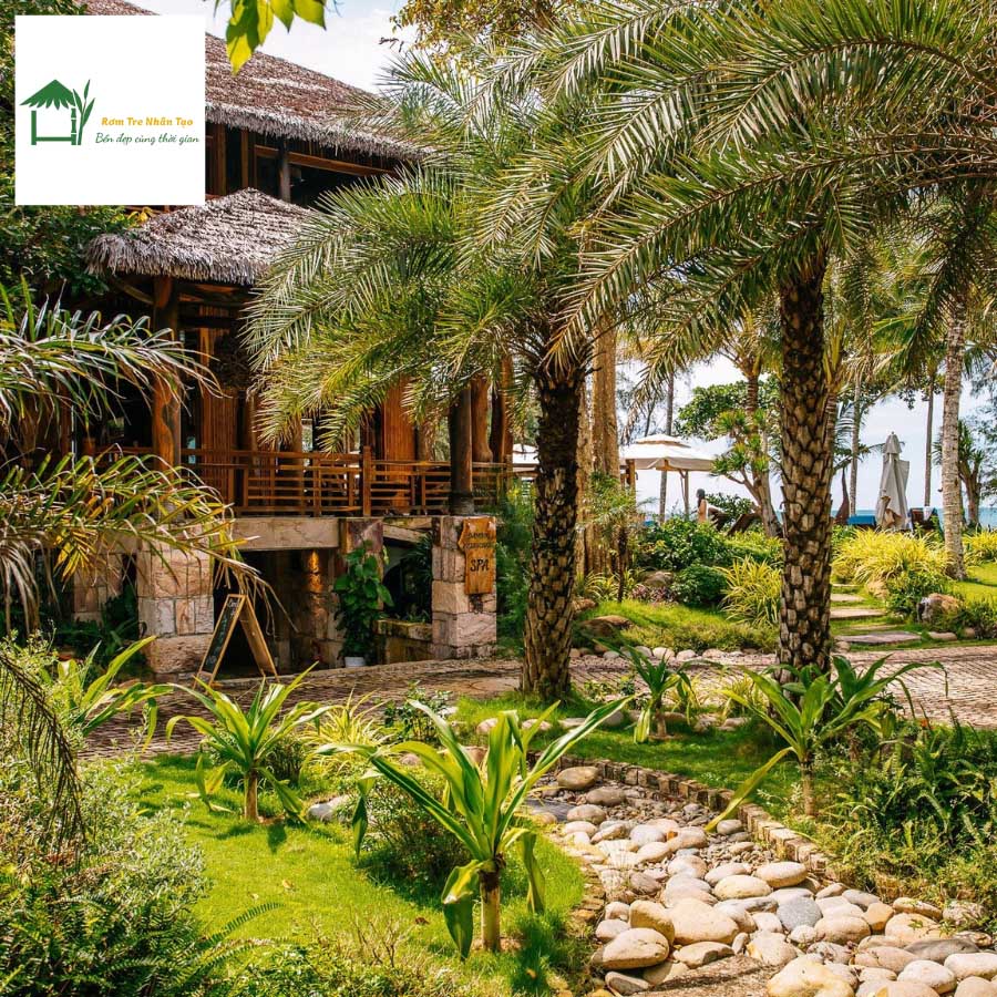 Lối đi sân vườn xanh mát dẫn đến các căn villa mái rơm nhân tạo tại Ocean Bay Resort