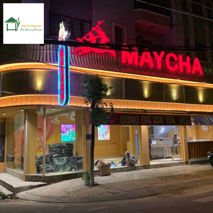 Mặt tiền quán MAYCHA trang trí bằng tre nhân tạo ban đêm
