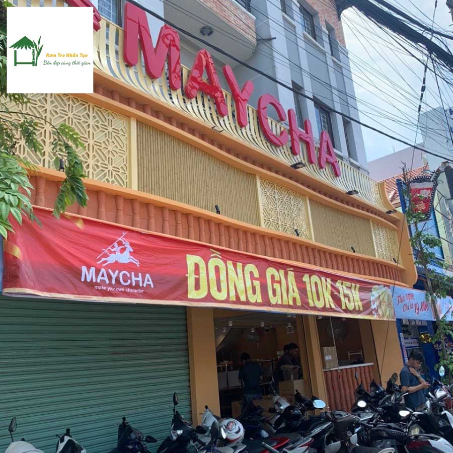 Mặt tiền quán MAYCHA trang trí tre nhân tạo ban ngày