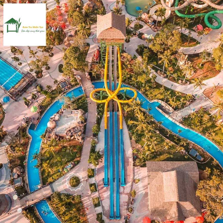 Toàn cảnh khu trượt nước Sun World Hòn Thơm nhìn từ trên cao với mái rơm nhân tạo nổi bật.