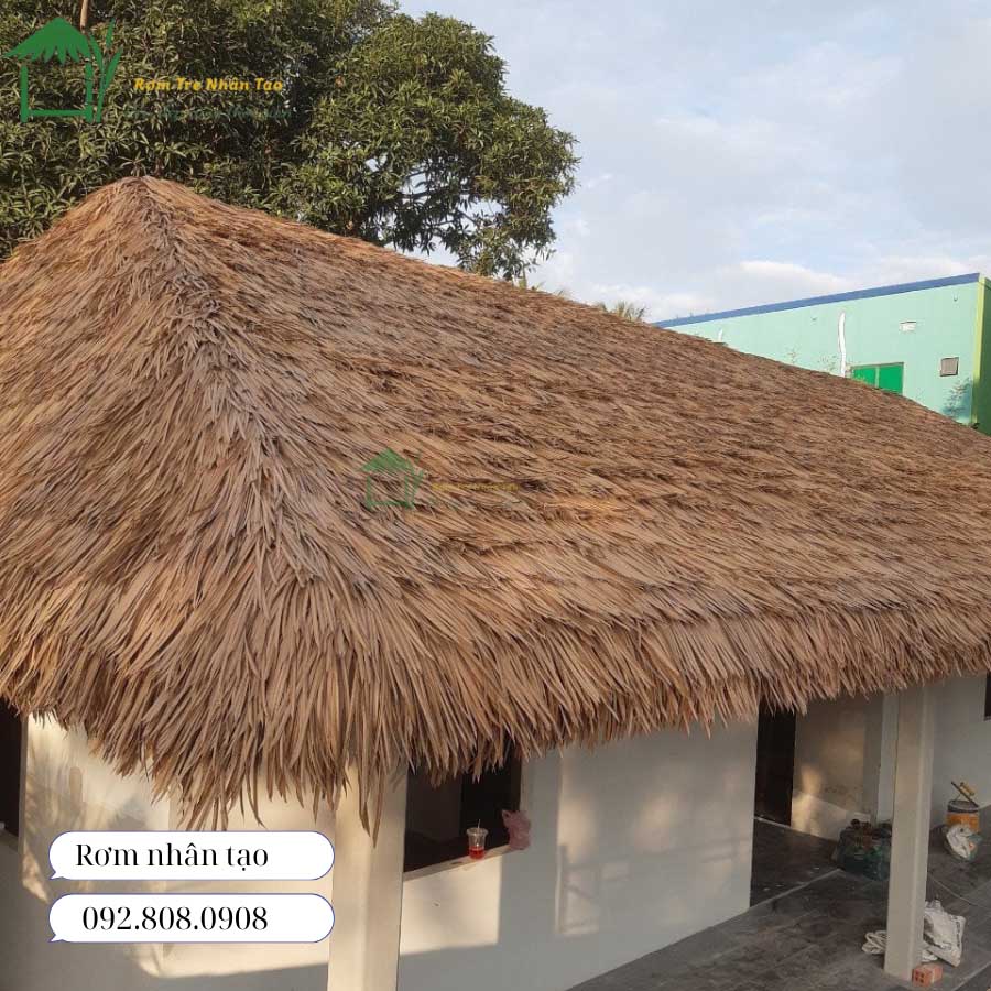Homestay miền núiMái rơm dốc để thoát nước nhanh.