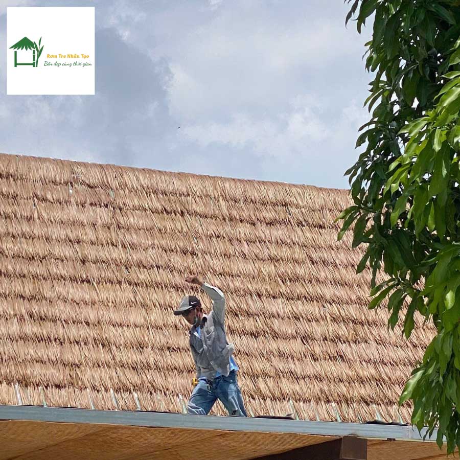 Thi công rơm nhân tạo trên mái quán dưới ánh nắng Long An