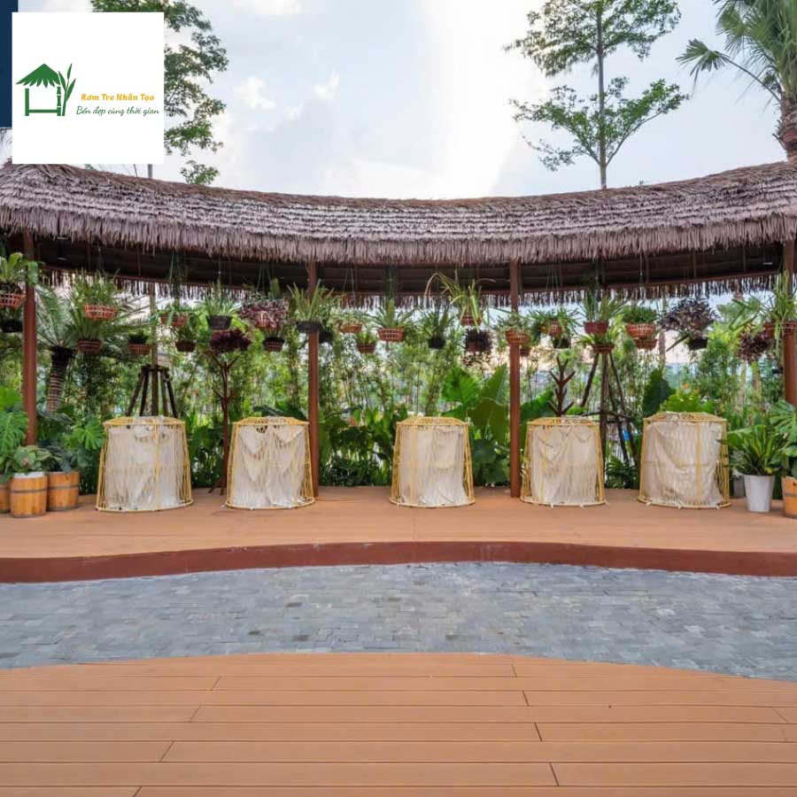 Không gian nghỉ ngoài trời với mái lợp rơm nhân tạo tại Flamingo Tân Trào.