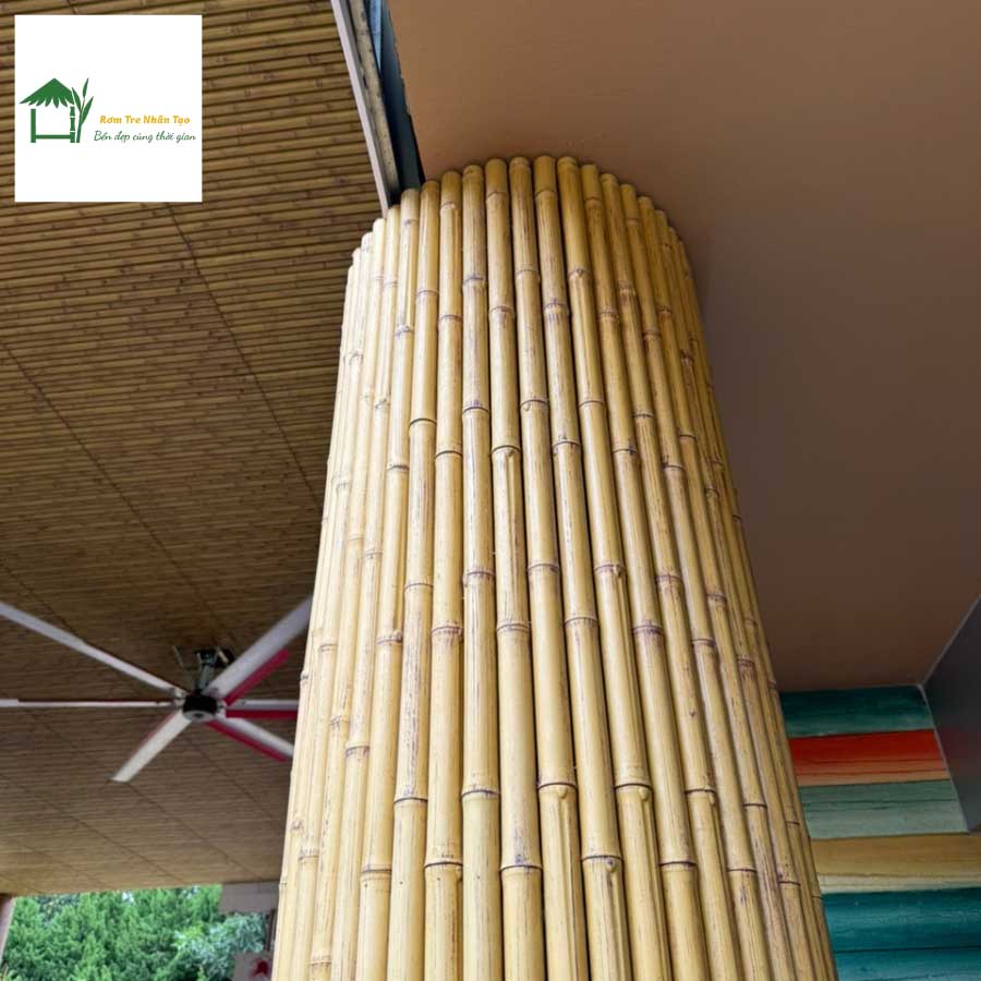 Cột tre nhân tạo khổ lớn dựng tại sảnh công trình Thiên Đường Bảo Sơn.