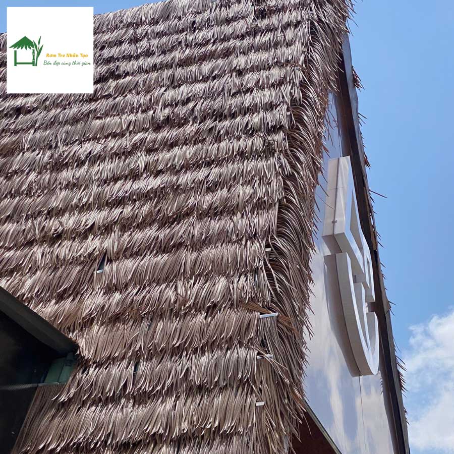 Cận cảnh lớp mái rơm nhân tạo xếp lớp đều tại Long An