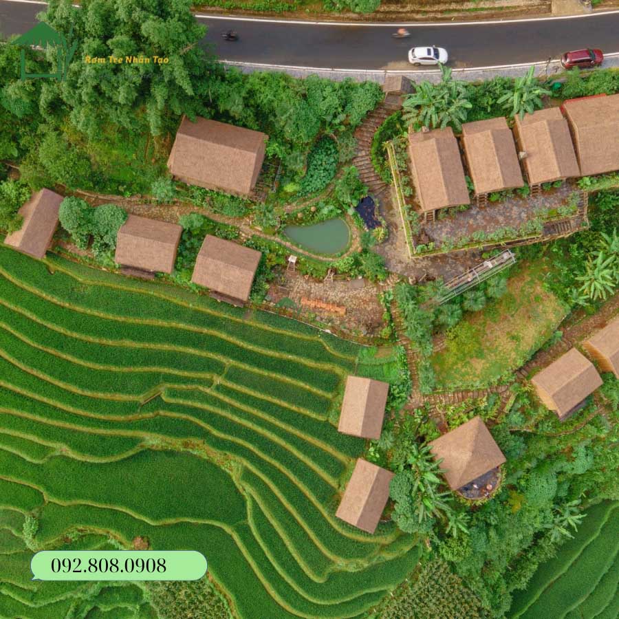 Hệ thống bungalow mái lá nhân tạo nhìn từ trên cao tại Eco Palm House