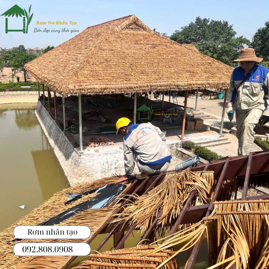 Chòi lớn trên sông lợp rơm nhân tạo