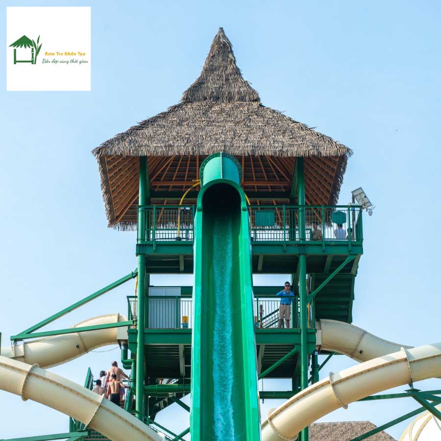 Tháp trượt nước Sun World Hòn Thơm với mái lợp rơm nhân tạo hình chóp ấn tượng.
