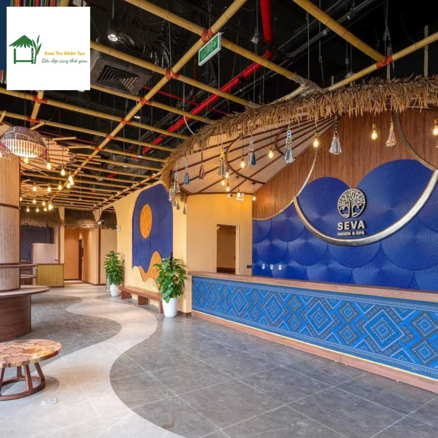 Không gian spa trong nhà trang trí trần bằng tre nhân tạo hiện đại.