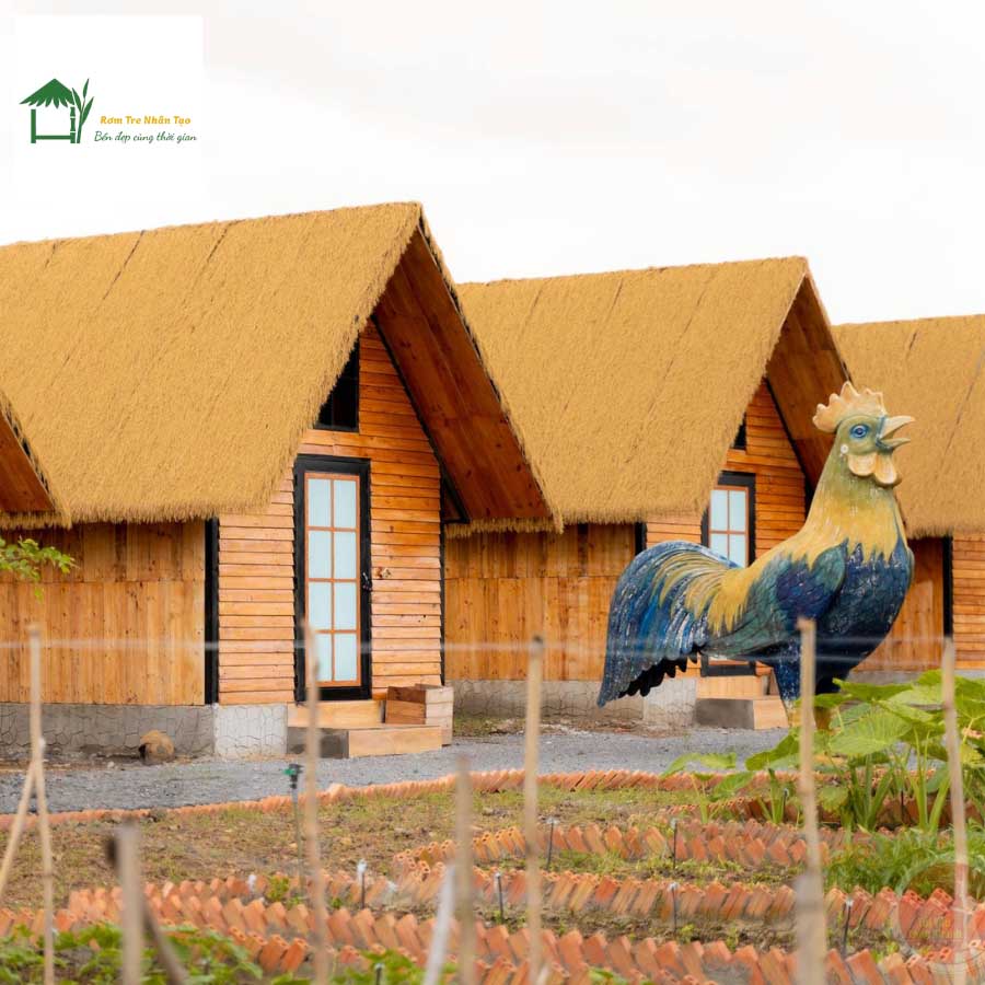 Nhà gỗ homestay lợp mái thảm rơm nhân tạo, mang đậm phong cách miền nhiệt đới.