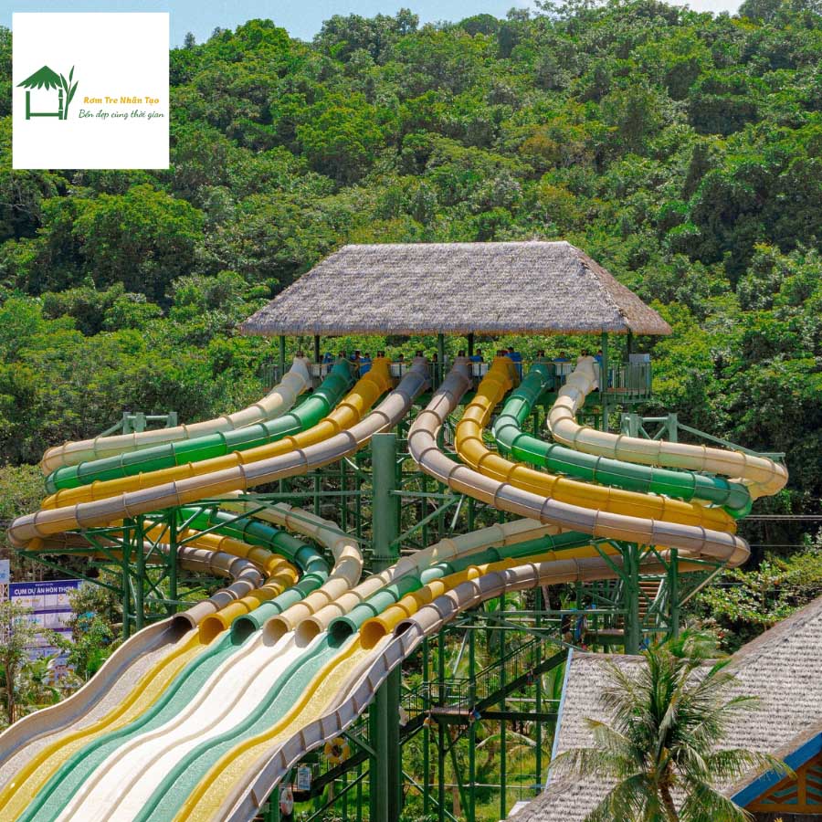 Khu trượt nước dài Sun World Hòn Thơm với mái rơm nhân tạo giữa rừng xanh.