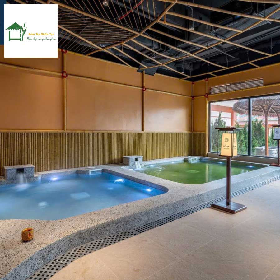Bể sục Jacuzzi trong nhà tại Flamingo Tân Trào với trần rơm nhân tạo.