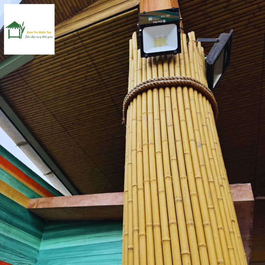 Cột tre nhân tạo trang trí kết hợp đèn chiếu sáng ngoài trời.