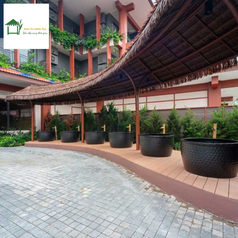 Lối đi ngoài trời kết hợp tre nhân tạo và rơm nhân tạo tại Flamingo Tân Trào.