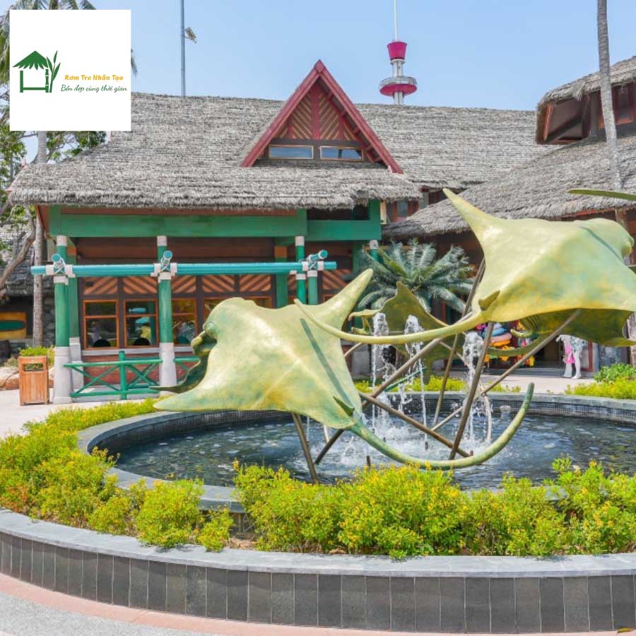 Nhà chờ mái rơm nhân tạo tại khu trượt nước Sun World Hòn Thơm, bao quanh bởi cây xanh.