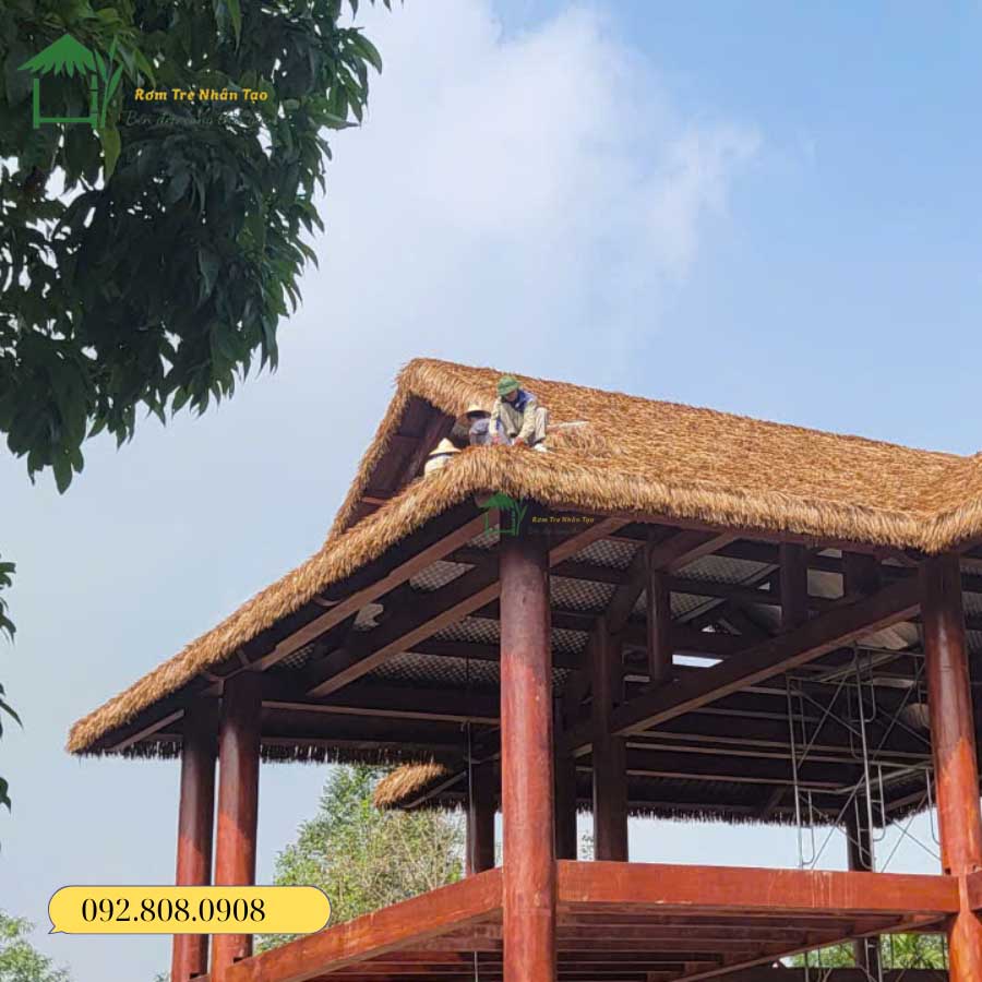Nhà gỗ hoàn thiện phần mái rơm nhân tạo nhìn từ góc nghiêng
