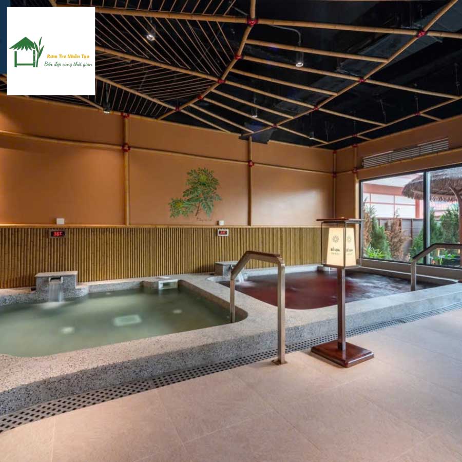 Hồ massage thủy lực dưới mái che rơm nhân tạo tại Flamingo Tân Trào.