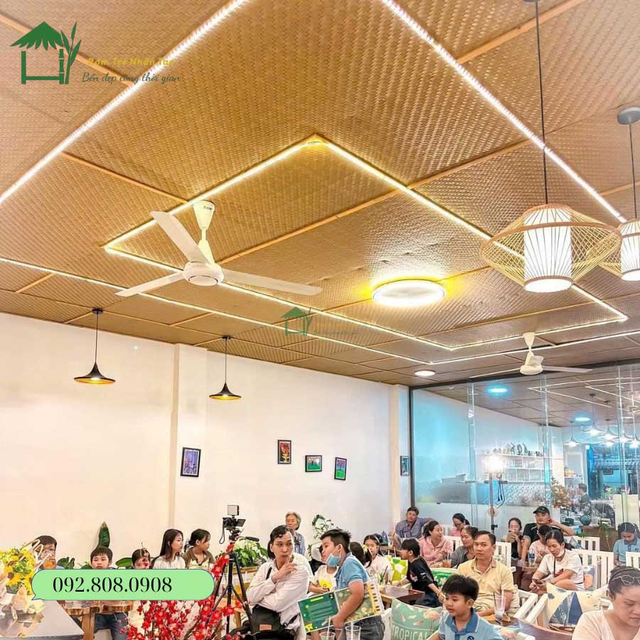 Trần nhà hàng ốp cót ép nhân tạo