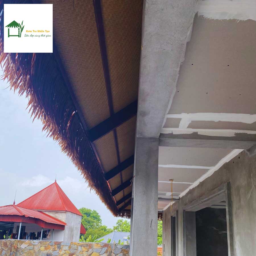 Mái hiên nhà lợp rơm nhân tạo tại công trình ở Vĩnh Phúc.