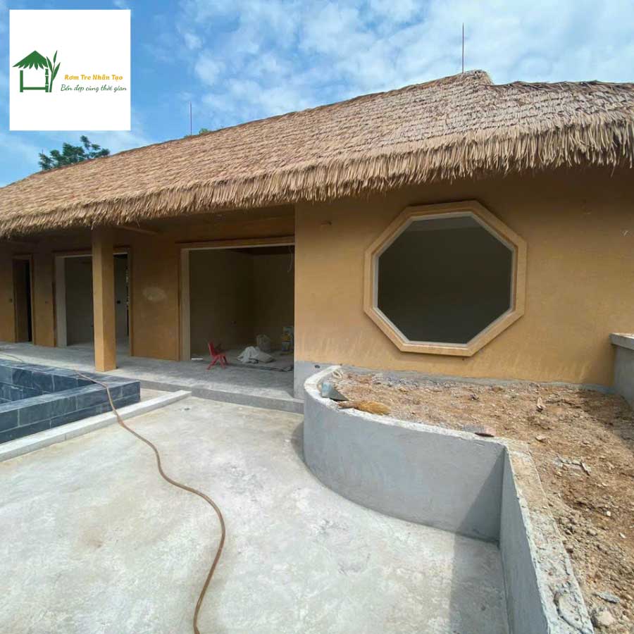 Nhà sinh thái mái rơm nhân tạo kết hợp cửa gỗ tại Vĩnh Phúc.