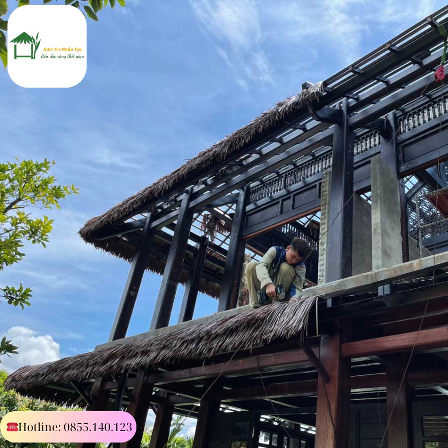 Công nhân thi công rơm nhân tạo cho mái nhà