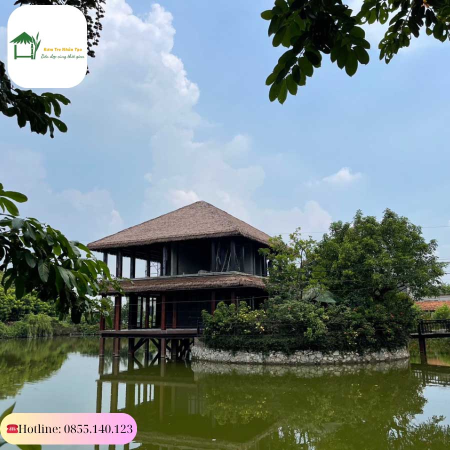 Mái nhà lợp rơm nhân tạo nhìn từ xa