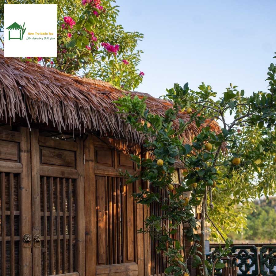 Nhà gỗ truyền thống với mái rơm nhân tạo chống nắng và bền đẹp.