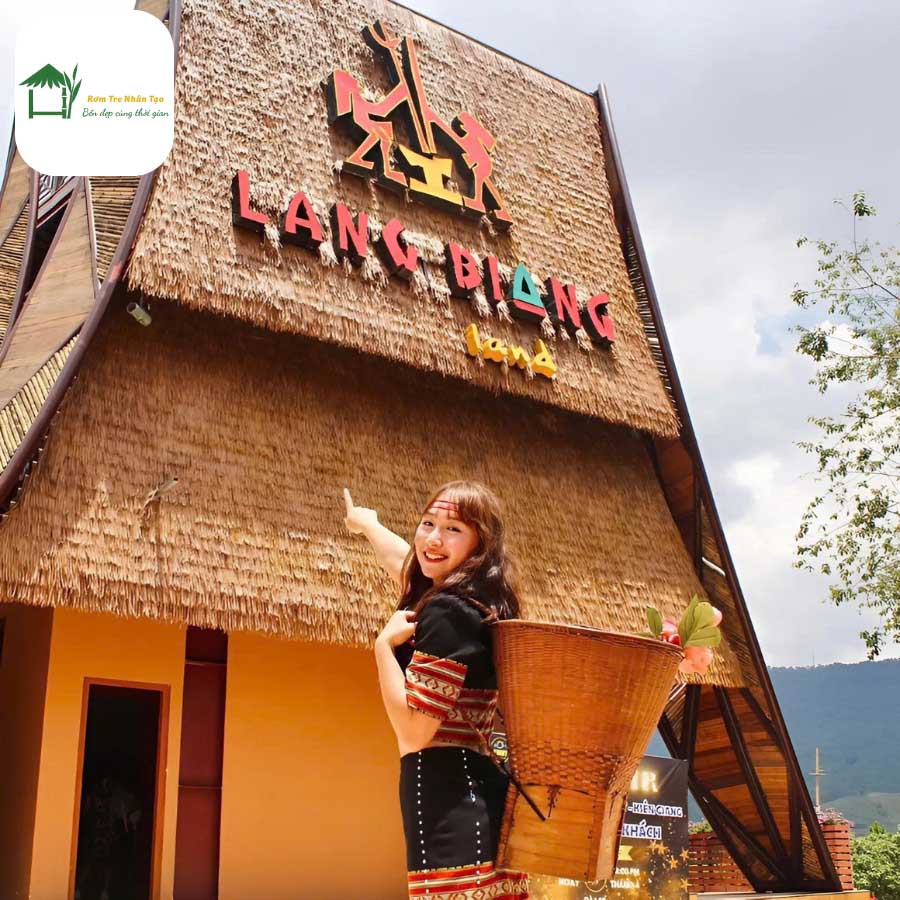 Alt text: Công trình kiến trúc mái rơm nhân tạo kết hợp tường gạch, mang phong cách truyền thống Việt Nam. Các Công Trình Tiêu Biểu Ứng Dụng Vật Liệu Nhân Tạo