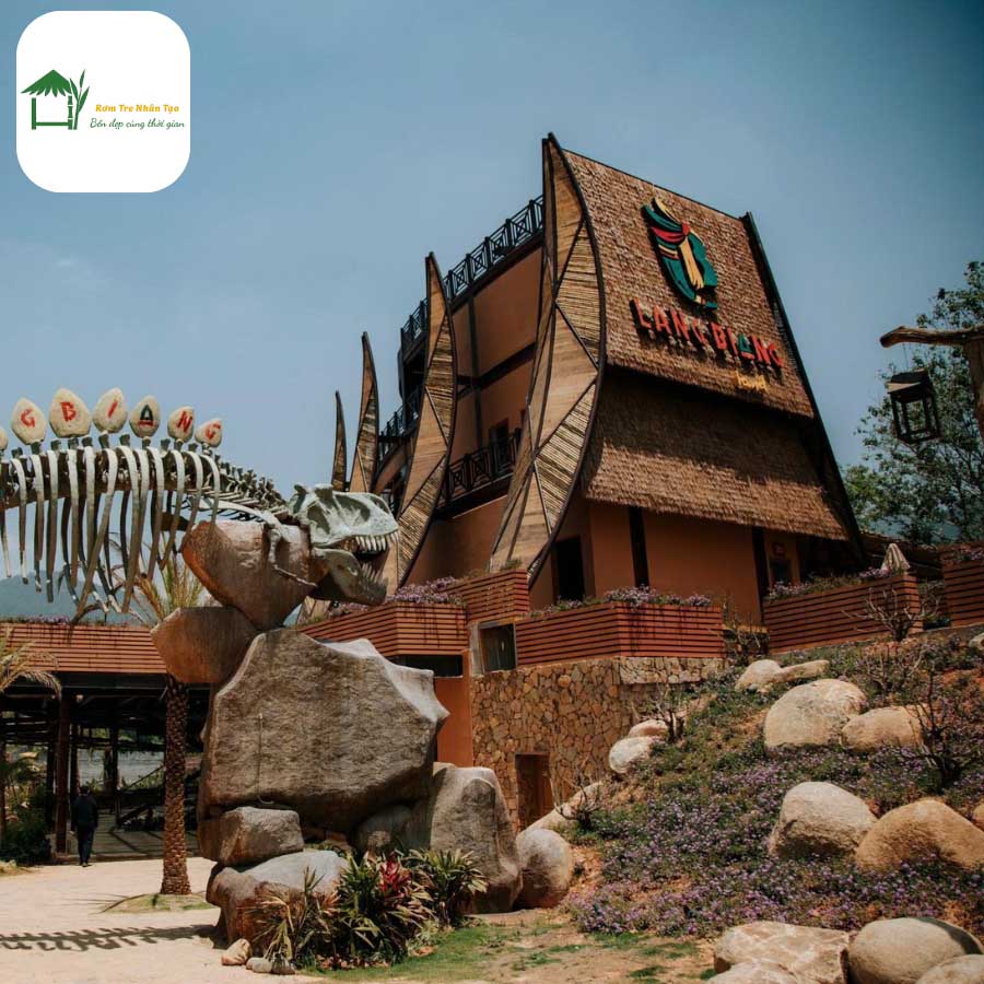 Công trình resort sử dụng tre nhân tạo và rơm nhân tạo làm mái che và vách.