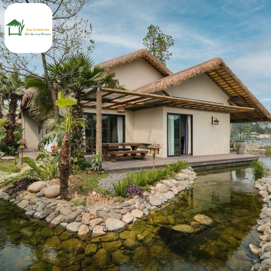 Biệt thự ven hồ với không gian sân vườn xanh.