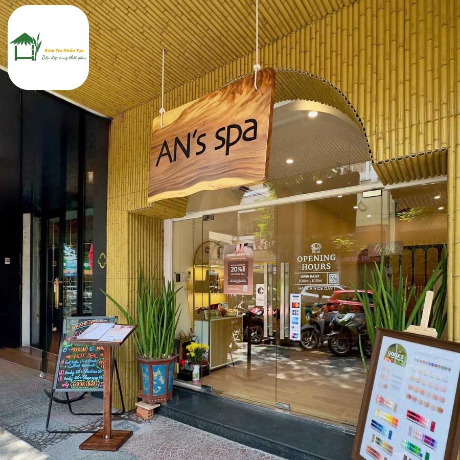 Cổng chào và mặt tiền spa trang trí bằng tre nhân tạo.